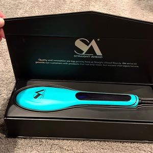 Nwot straight ahead straightener ceramic brush